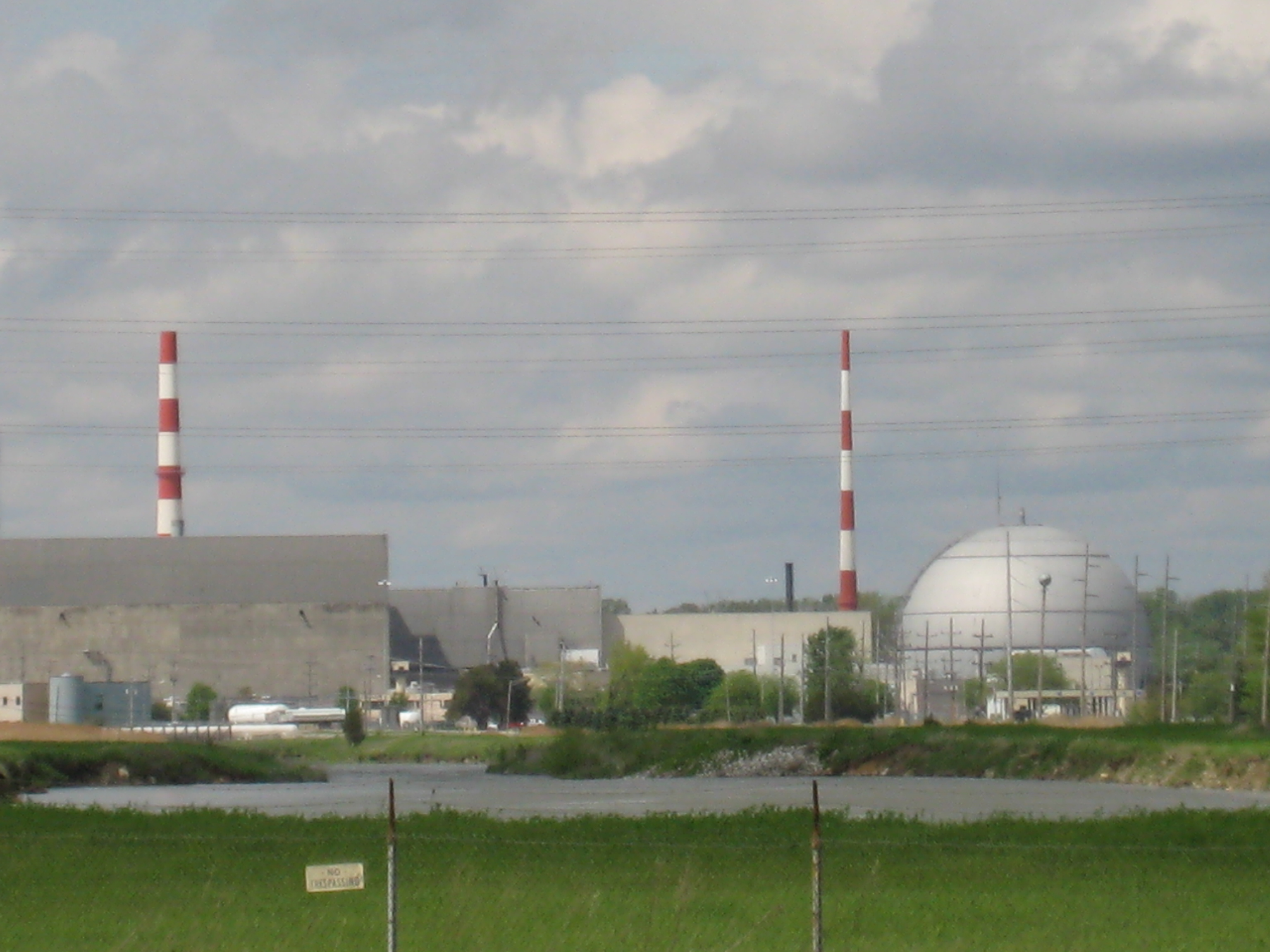 Exelon's Fukushima-clone Dresden nuclear complex (Unit 1, on the right, has been closed since 1978 as it couldn't meet safety regulations).