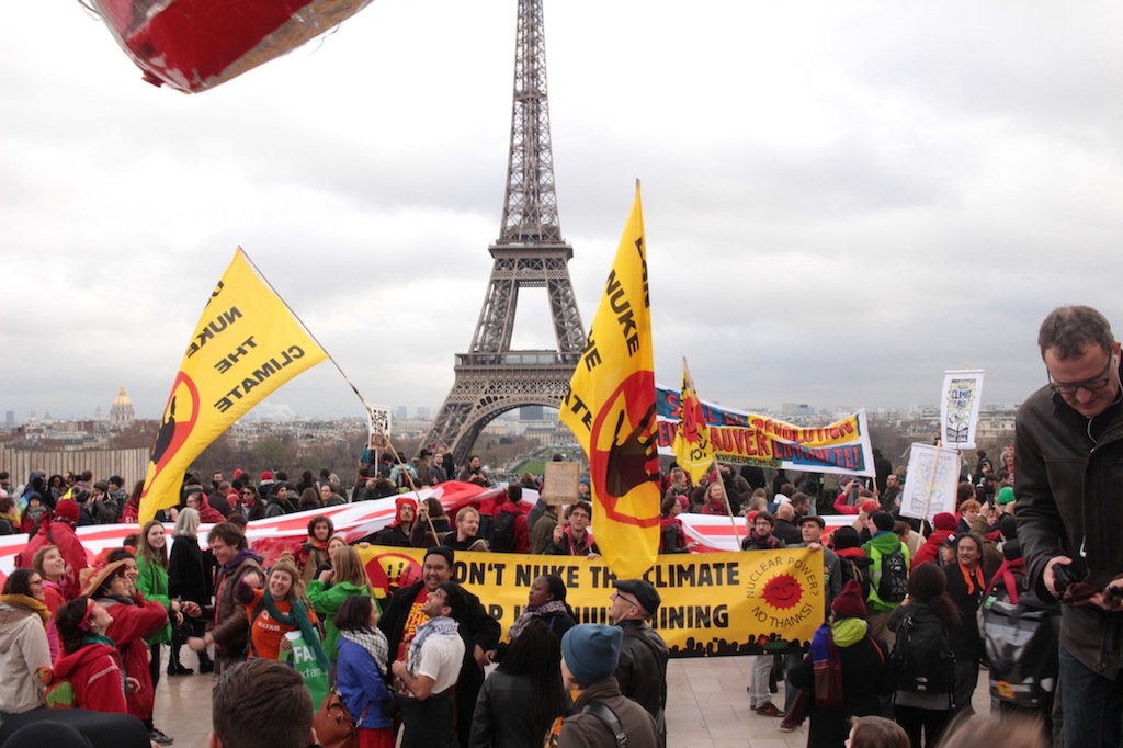 eiffeltowerflags